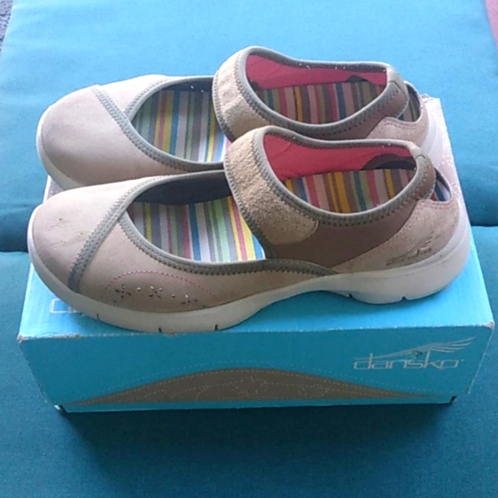 ❤️𝅺dansko Mary-Jane tan suede nurse hiking supportive  shoe size (7.5) (Eu  38)